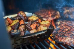 Weber® Deluxe Grilling Basket -Weber 6434M6 900x600 53107e2 34088.1627220872